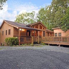 Denali | 5br + Casita- Pet Friendly Blue Ridge Cabin Rental with Mountain View and Hot Tub